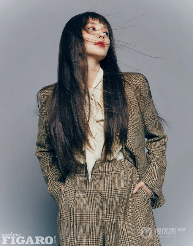 李一桐MadameFigaro中文版杂志写真照，多套冬装服饰诠释时尚女人魅力