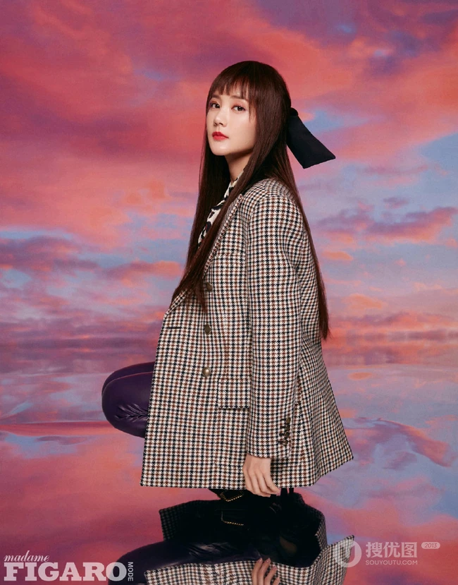 李一桐MadameFigaro中文版杂志写真照，多套冬装服饰诠释时尚女人魅力