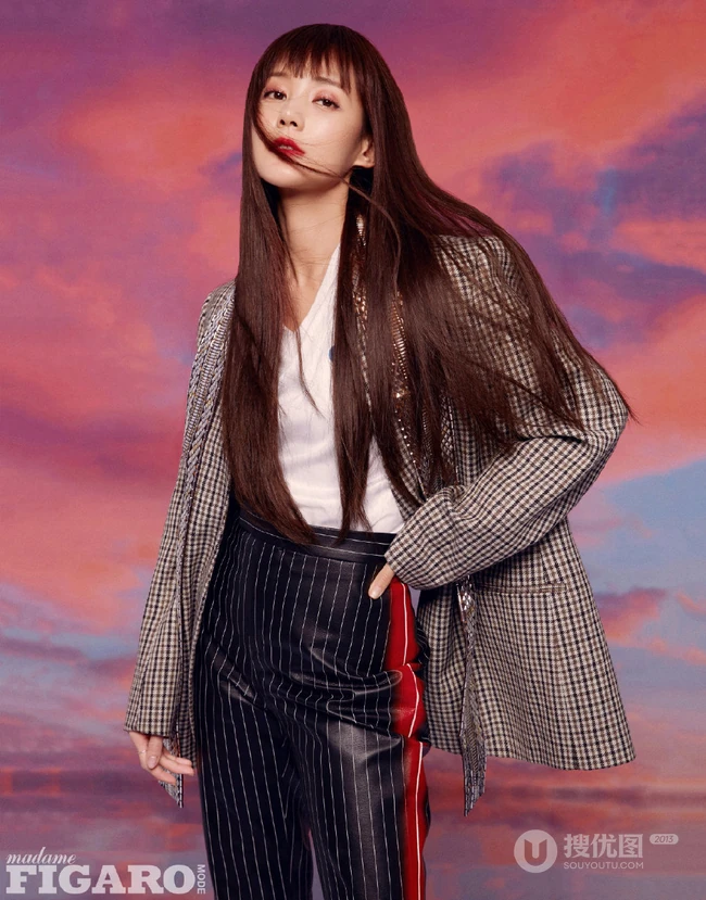 李一桐MadameFigaro中文版杂志写真照，多套冬装服饰诠释时尚女人魅力