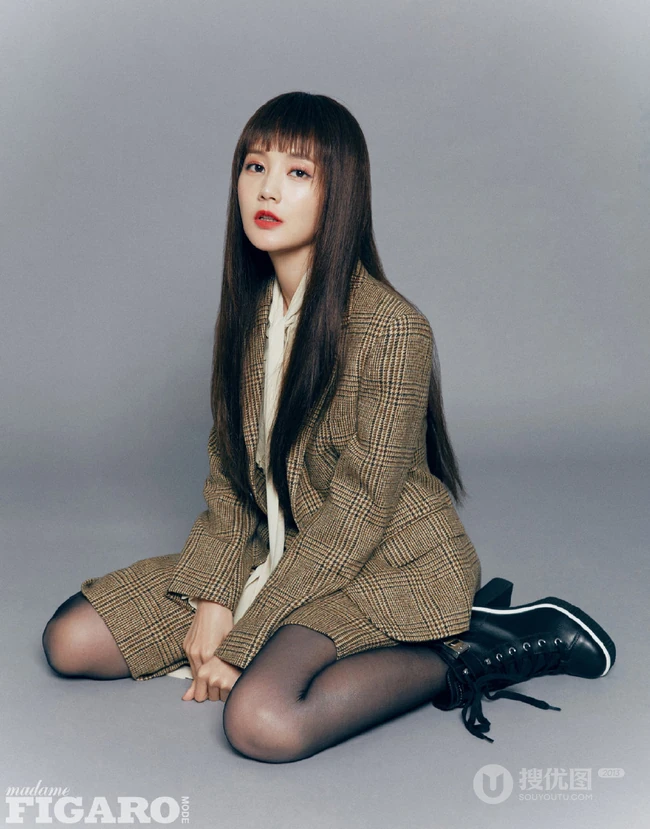 李一桐MadameFigaro中文版杂志写真照，多套冬装服饰诠释时尚女人魅力
