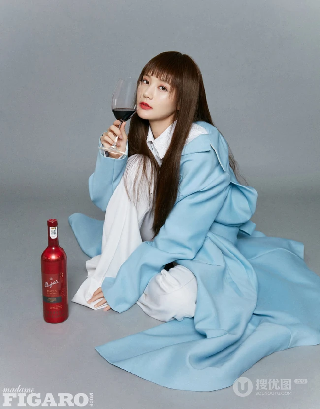李一桐MadameFigaro中文版杂志写真照，多套冬装服饰诠释时尚女人魅力