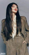 李一桐MadameFigaro中文版杂志写真照，多套冬装服饰诠释时尚女人魅力