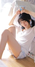 笑容甜美可爱双马尾少女纯白T恤印花短裤穿搭室内氛围写真美照