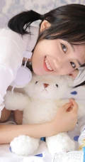 笑容甜美可爱双马尾少女纯白T恤印花短裤穿搭室内氛围写真美照
