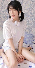 笑容甜美可爱双马尾少女纯白T恤印花短裤穿搭室内氛围写真美照