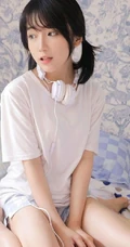 笑容甜美可爱双马尾少女纯白T恤印花短裤穿搭室内氛围写真美照