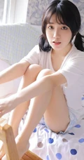笑容甜美可爱双马尾少女纯白T恤印花短裤穿搭室内氛围写真美照