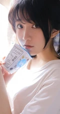 笑容甜美可爱双马尾少女纯白T恤印花短裤穿搭室内氛围写真美照