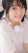 笑容甜美可爱双马尾少女纯白T恤印花短裤穿搭室内氛围写真美照