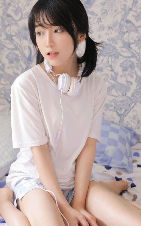 笑容甜美可爱双马尾少女纯白T恤印花短裤穿搭室内氛围写真美照