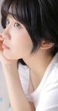 笑容甜美可爱双马尾少女纯白T恤印花短裤穿搭室内氛围写真美照