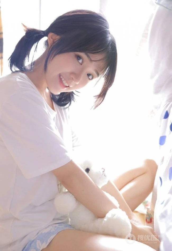 笑容甜美可爱双马尾少女纯白T恤印花短裤穿搭室内氛围写真美照