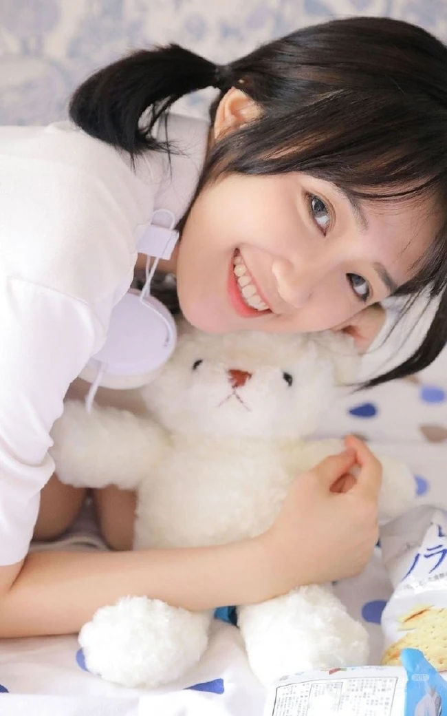 笑容甜美可爱双马尾少女纯白T恤印花短裤穿搭室内氛围写真美照