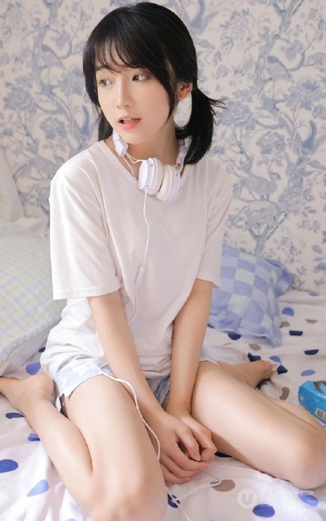 笑容甜美可爱双马尾少女纯白T恤印花短裤穿搭室内氛围写真美照