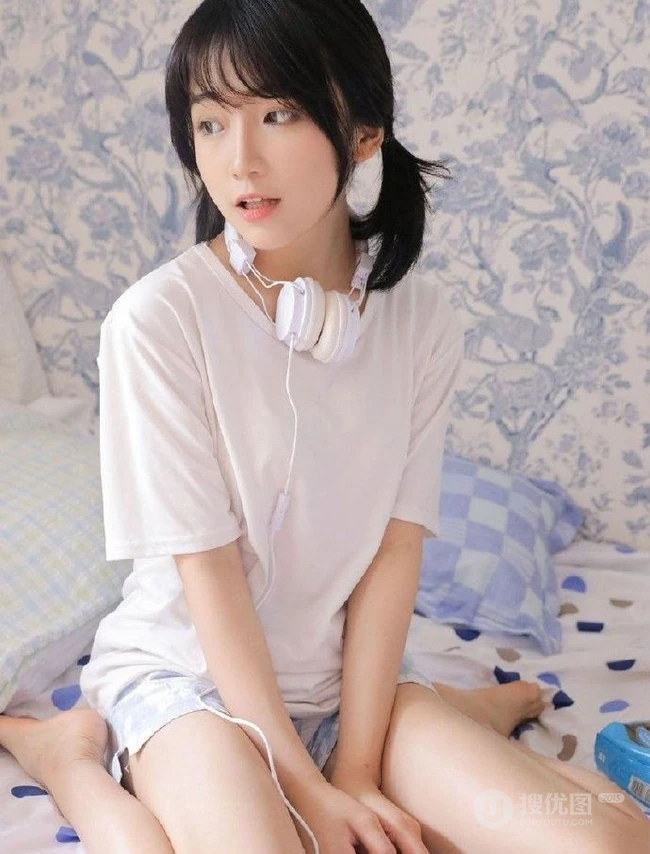 笑容甜美可爱双马尾少女纯白T恤印花短裤穿搭室内氛围写真美照