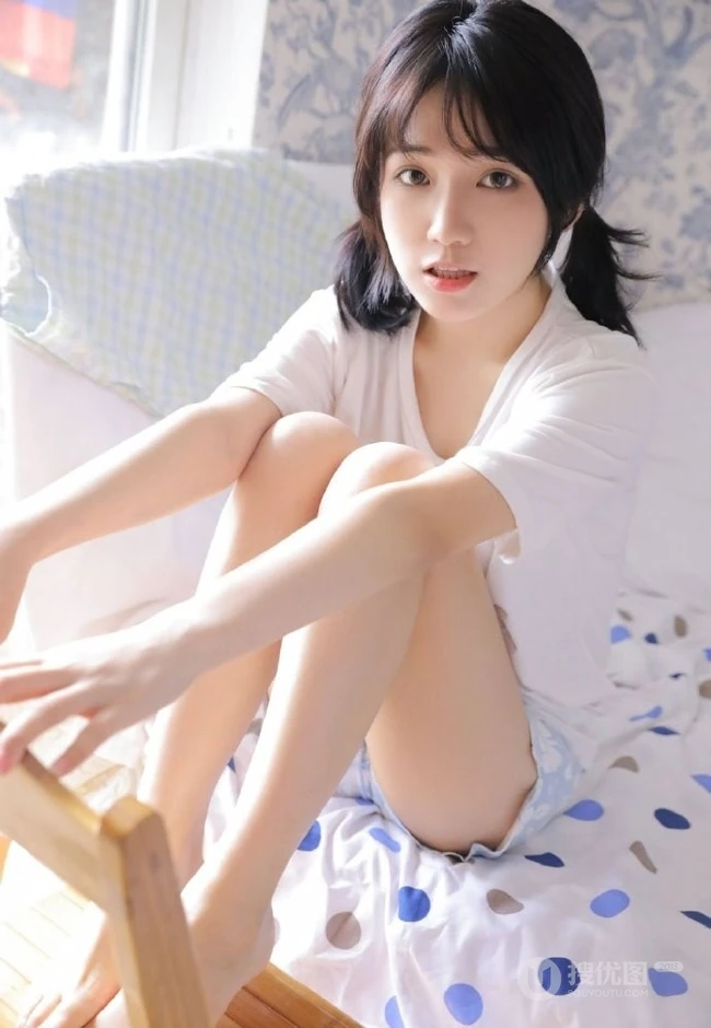 笑容甜美可爱双马尾少女纯白T恤印花短裤穿搭室内氛围写真美照