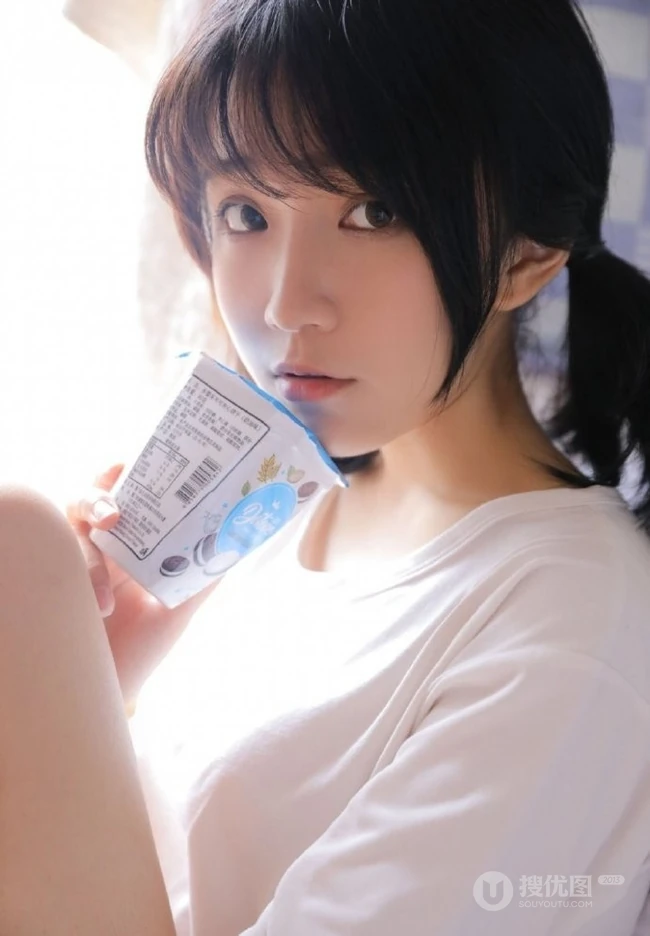 笑容甜美可爱双马尾少女纯白T恤印花短裤穿搭室内氛围写真美照