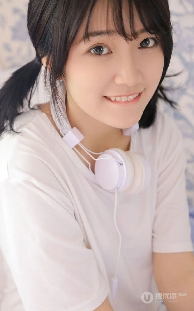 笑容甜美可爱双马尾少女纯白T恤印花短裤穿搭室内氛围写真美照
