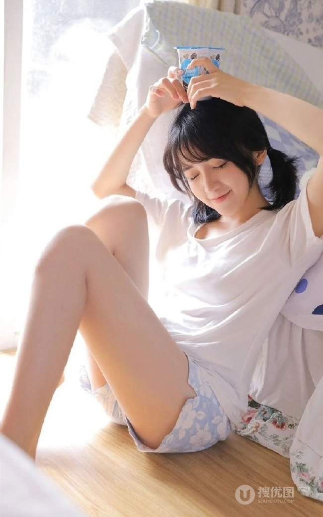 笑容甜美可爱双马尾少女纯白T恤印花短裤穿搭室内氛围写真美照