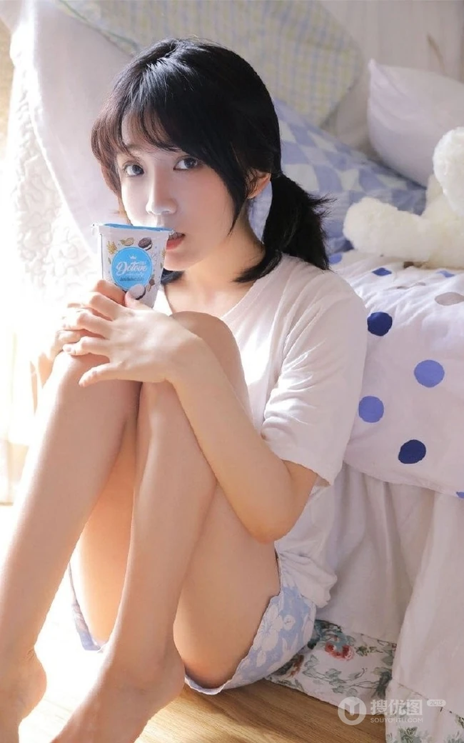 笑容甜美可爱双马尾少女纯白T恤印花短裤穿搭室内氛围写真美照