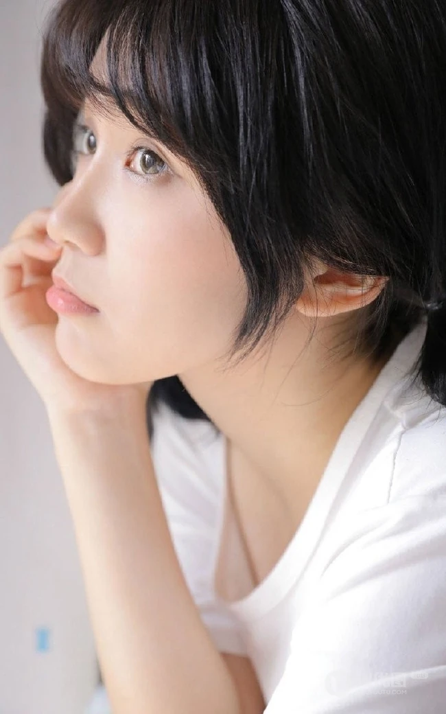 笑容甜美可爱双马尾少女纯白T恤印花短裤穿搭室内氛围写真美照