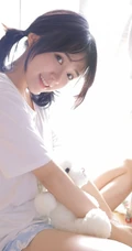笑容甜美可爱双马尾少女纯白T恤印花短裤穿搭室内氛围写真美照
