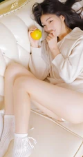 浅粉白皙清新线条感，纤细纤细线条三角裤女孩室内沙发唯美写真图集