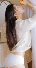 浅粉白皙清新线条感，纤细纤细线条三角裤女孩室内沙发唯美写真图集