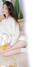 浅粉白皙清新线条感，纤细纤细线条三角裤女孩室内沙发唯美写真图集