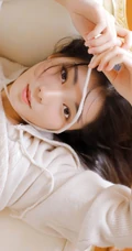 浅粉白皙清新线条感，纤细纤细线条三角裤女孩室内沙发唯美写真图集
