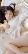 浅粉白皙清新线条感，纤细纤细线条三角裤女孩室内沙发唯美写真图集