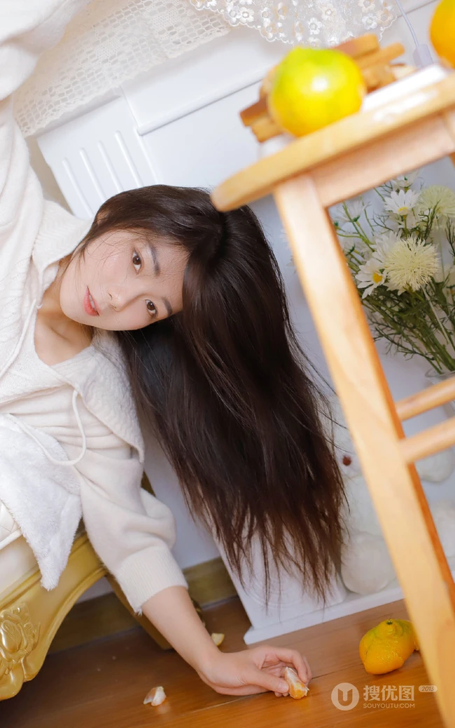 浅粉白皙清新线条感，纤细纤细线条三角裤女孩室内沙发唯美写真图集