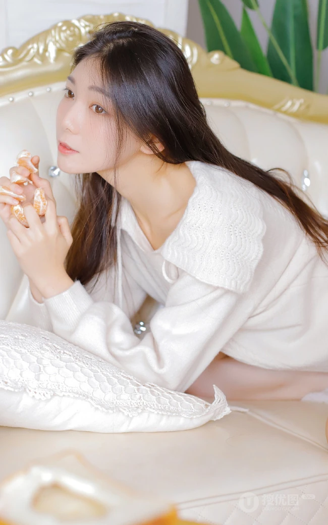 浅粉白皙清新线条感，纤细纤细线条三角裤女孩室内沙发唯美写真图集