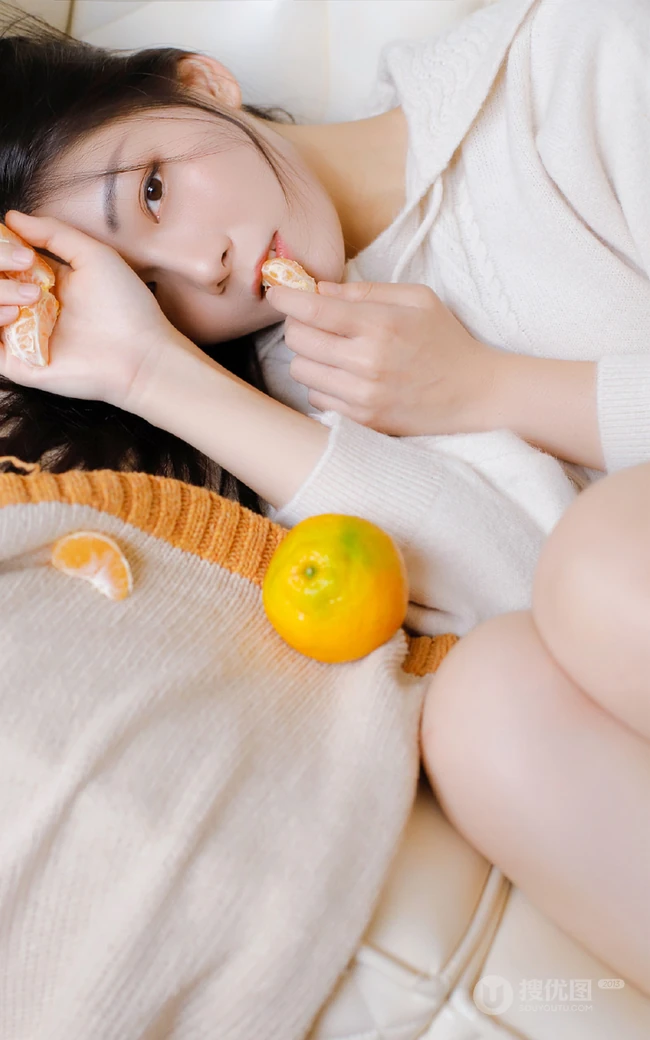 浅粉白皙清新线条感，纤细纤细线条三角裤女孩室内沙发唯美写真图集