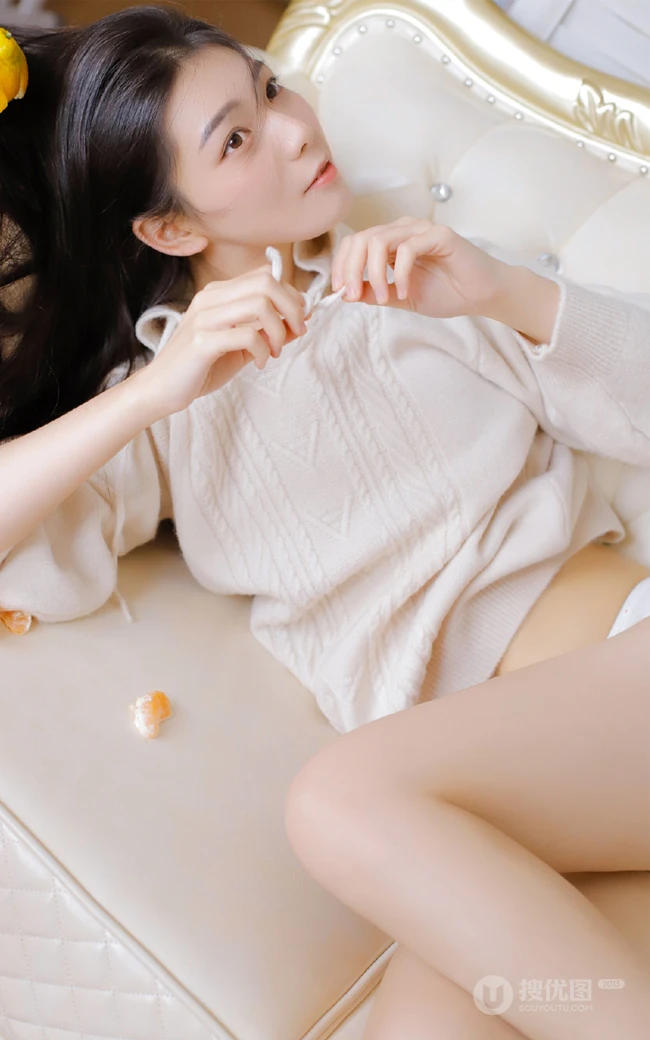 浅粉白皙清新线条感，纤细纤细线条三角裤女孩室内沙发唯美写真图集