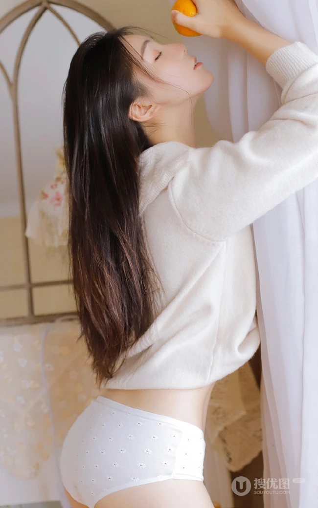 浅粉白皙清新线条感，纤细纤细线条三角裤女孩室内沙发唯美写真图集