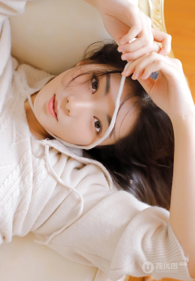 浅粉白皙清新线条感，纤细纤细线条三角裤女孩室内沙发唯美写真图集