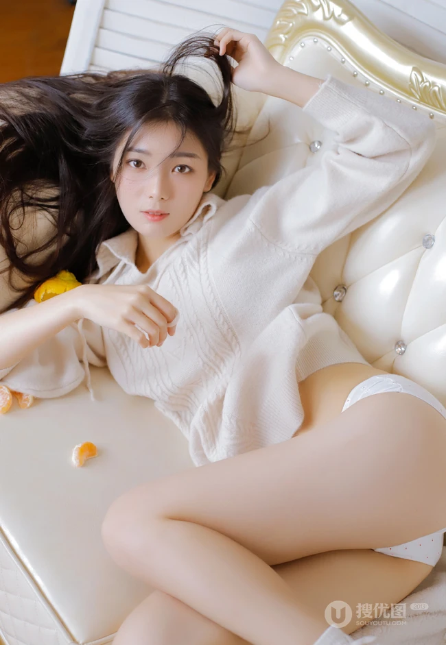 浅粉白皙清新线条感，纤细纤细线条三角裤女孩室内沙发唯美写真图集