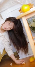 浅粉白皙清新线条感，纤细纤细线条三角裤女孩室内沙发唯美写真图集