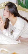 浅粉白皙清新线条感，纤细纤细线条三角裤女孩室内沙发唯美写真图集