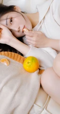 浅粉白皙清新线条感，纤细纤细线条三角裤女孩室内沙发唯美写真图集