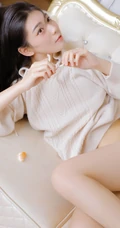 浅粉白皙清新线条感，纤细纤细线条三角裤女孩室内沙发唯美写真图集