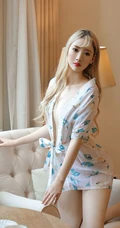 染着金色发型的时尚美背纤腰少女嫩模兔哥印花睡裙简约装气质写真照