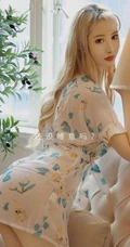 染着金色发型的时尚美背纤腰少女嫩模兔哥印花睡裙简约装气质写真照