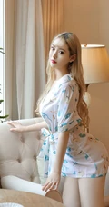 染着金色发型的时尚美背纤腰少女嫩模兔哥印花睡裙简约装气质写真照