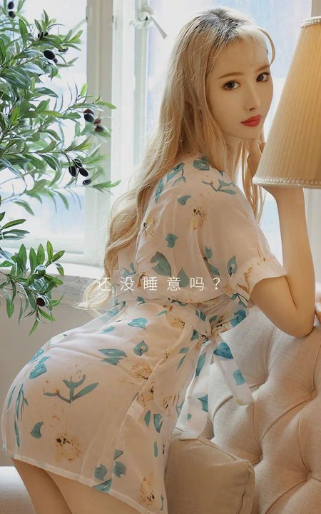 染着金色发型的时尚美背纤腰少女嫩模兔哥印花睡裙简约装气质写真照