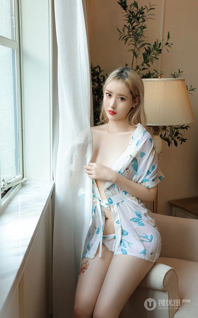 染着金色发型的时尚美背纤腰少女嫩模兔哥印花睡裙简约装气质写真照