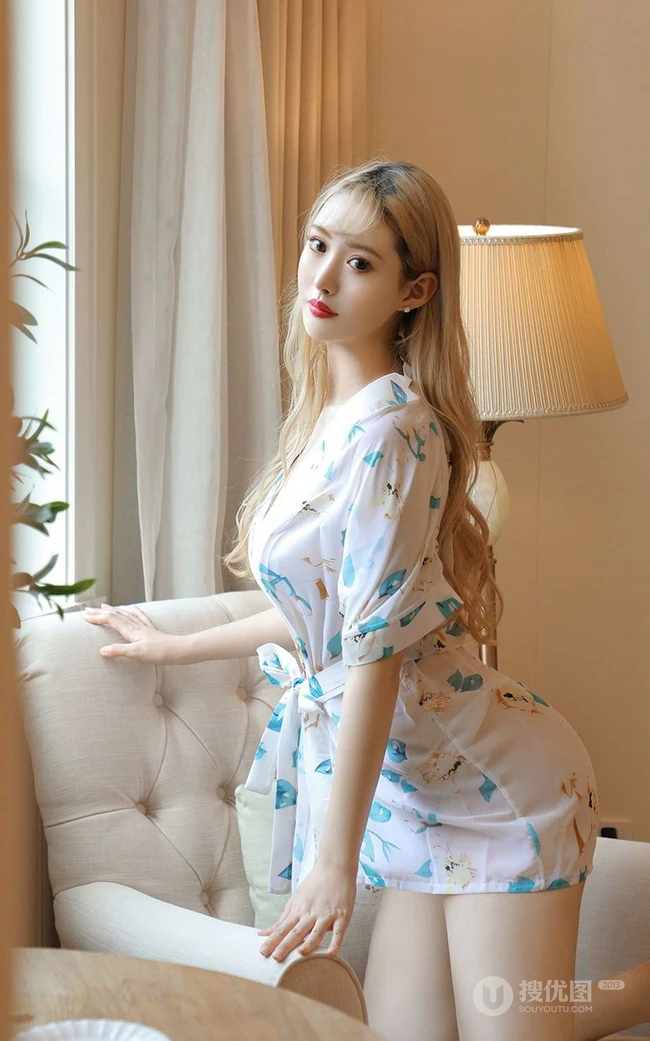 染着金色发型的时尚美背纤腰少女嫩模兔哥印花睡裙简约装气质写真照
