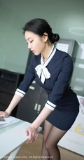 魅力十足女生职场老板上司安然Maleah别样风情连衣短裙深袜袜写真套图