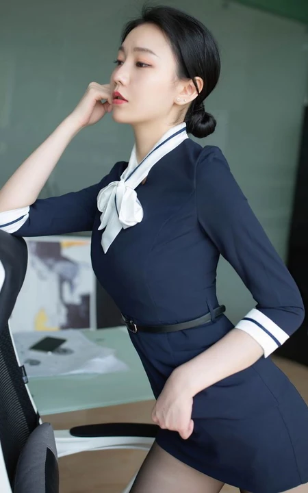 魅力十足女生职场老板上司安然Maleah别样风情连衣短裙深袜袜写真套图